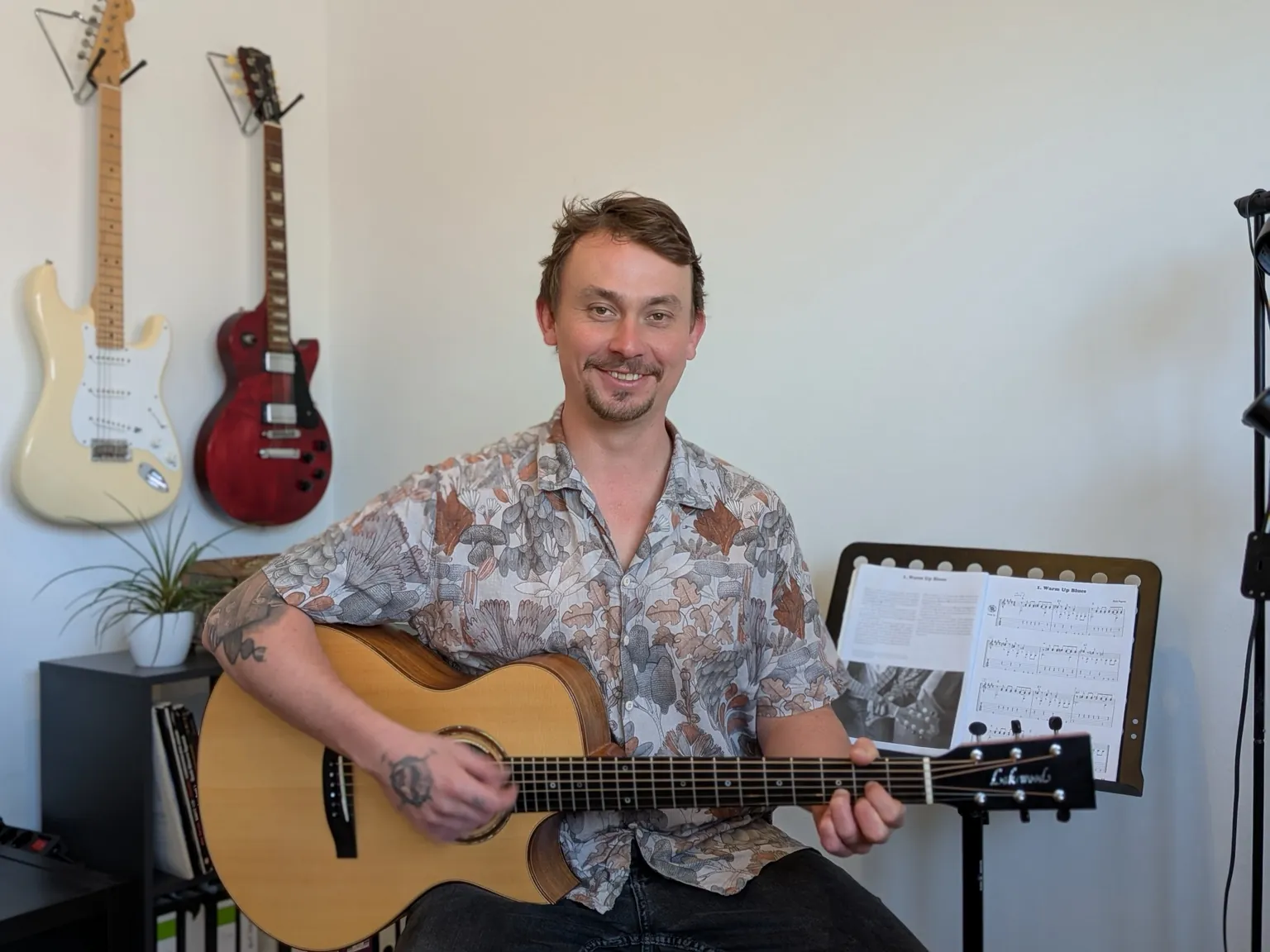 Joey Fischer beim Gitarrenunterricht in Oberhausen mit Akustikgitarre